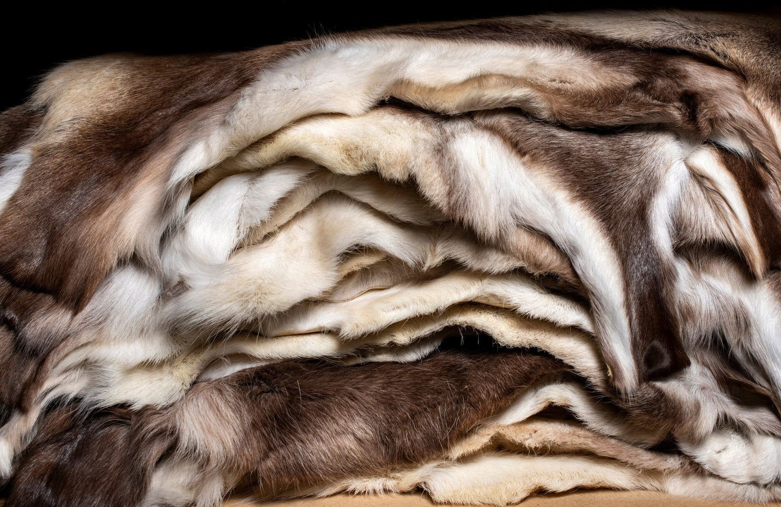 neuenschwander fellshop diverse felle auf einem haufen