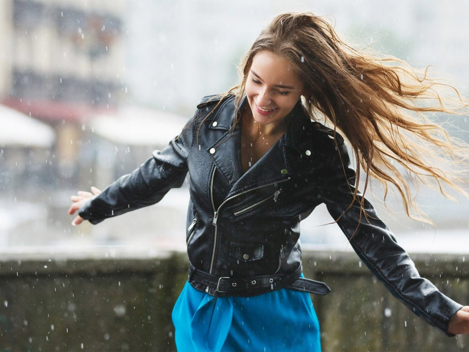neuenschwander fellshop frau mit schwarzer lederjacke tanzt im regen