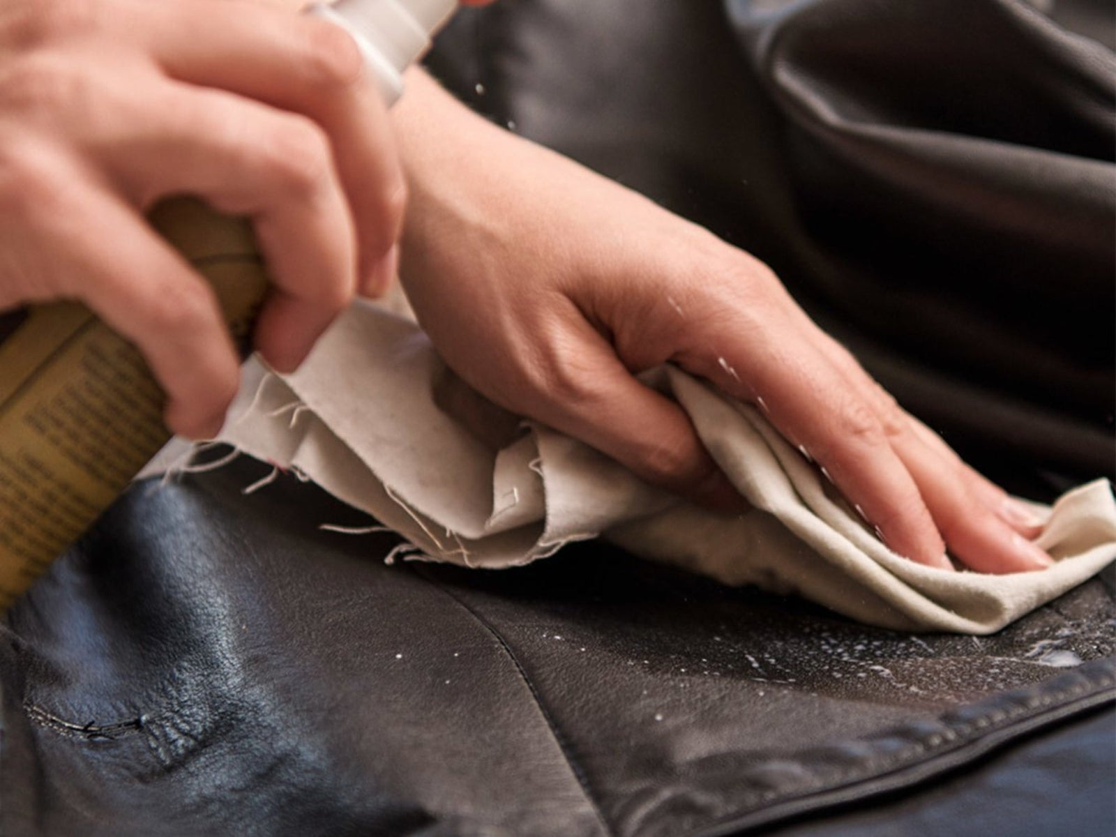 neuenschwander fellshop hände die leder reinigen mit pflegemittel