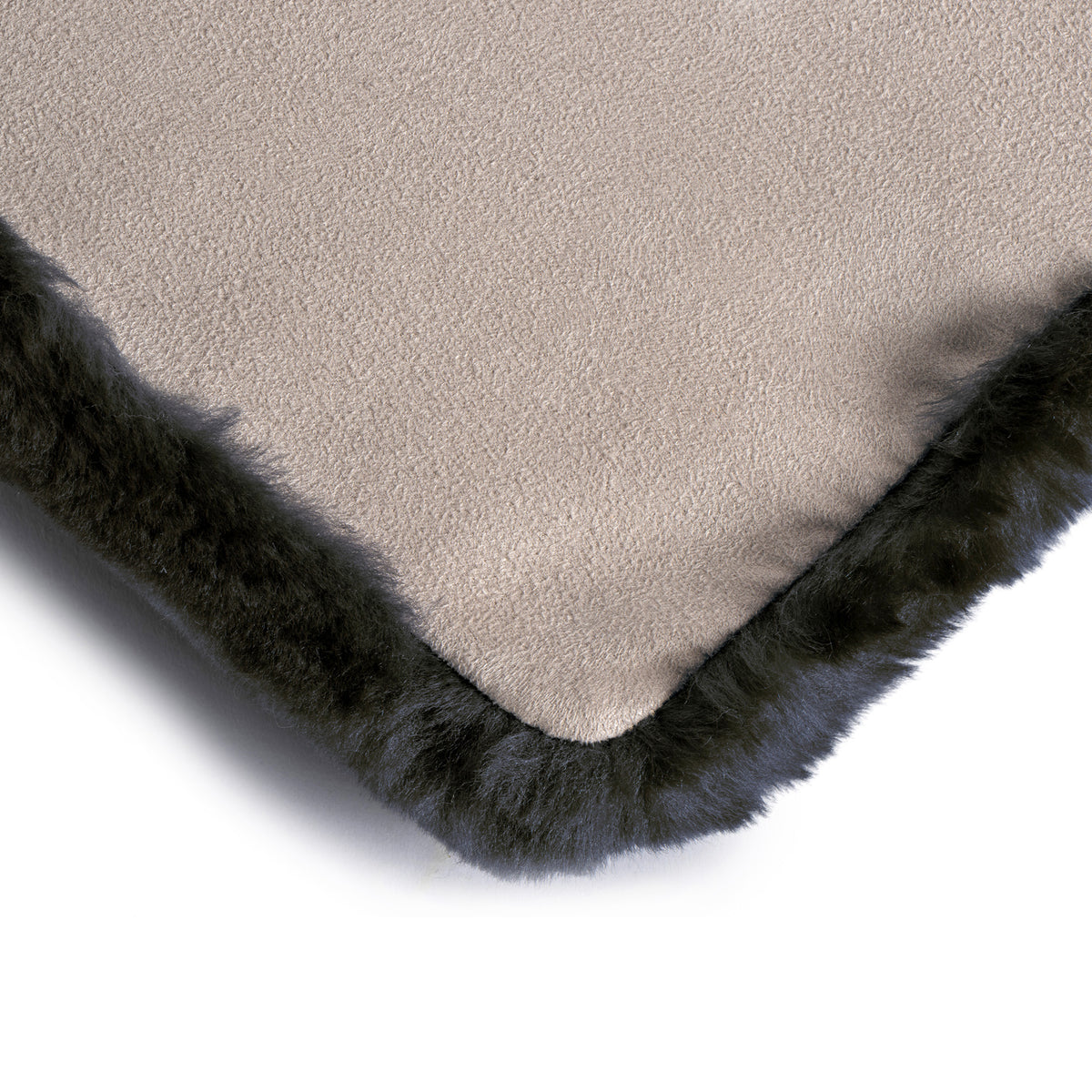 neuenschwander lammfell keilkissen mit schaumstoff abgefüttert 38x38 anthrazit rückseite