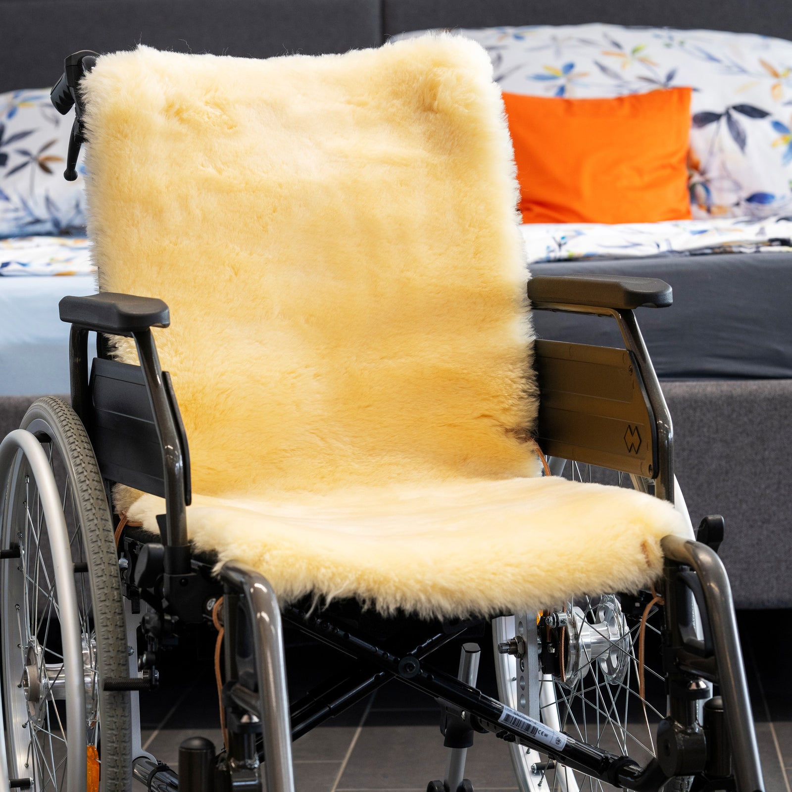 Neuenschwander Lammfell medizinisch rollstuhlauflage gold 42x92 lederbändel