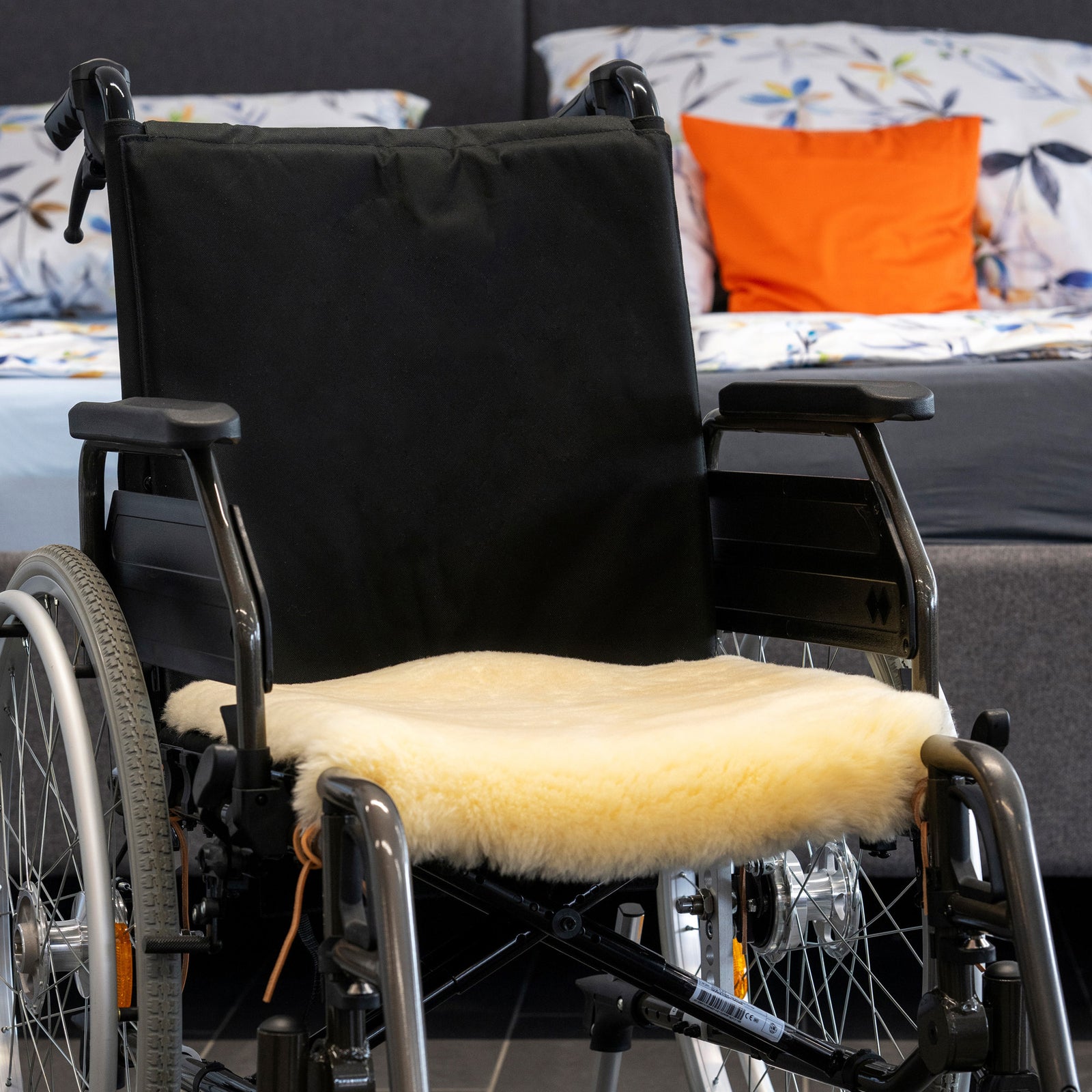 Neuenschwander Lammfell medizinisch rollstuhlauflage gold 42x92 lederbändel