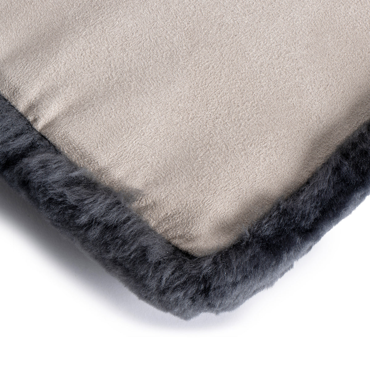 neuenschwander lammfell sitzkissen mit schaumstoff abgefüttert 38x38 anthrazit Rückseite