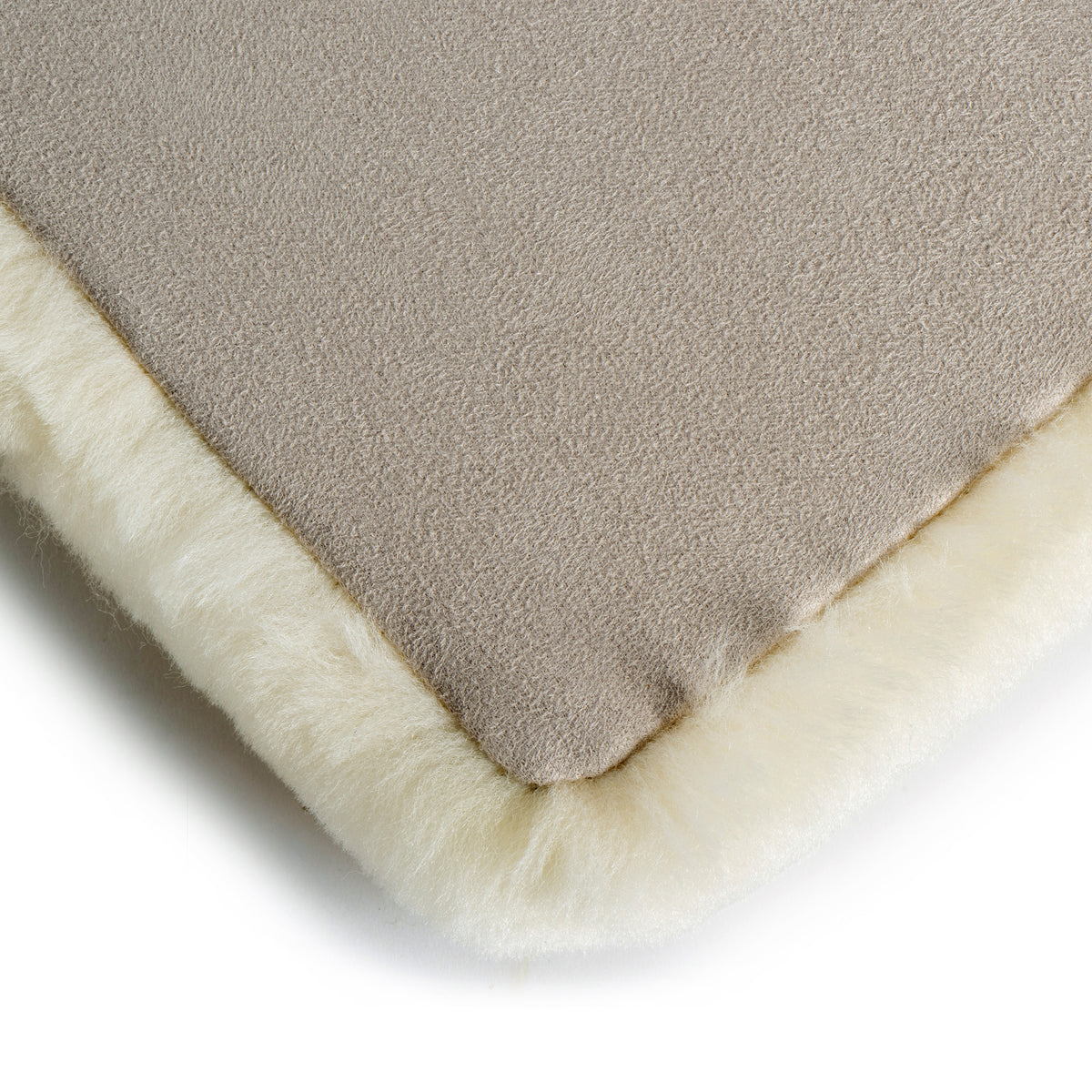 neuenschwander lammfell sitzkissen mit schaumstoff abgefüttert 38x38 beige Rückseite
